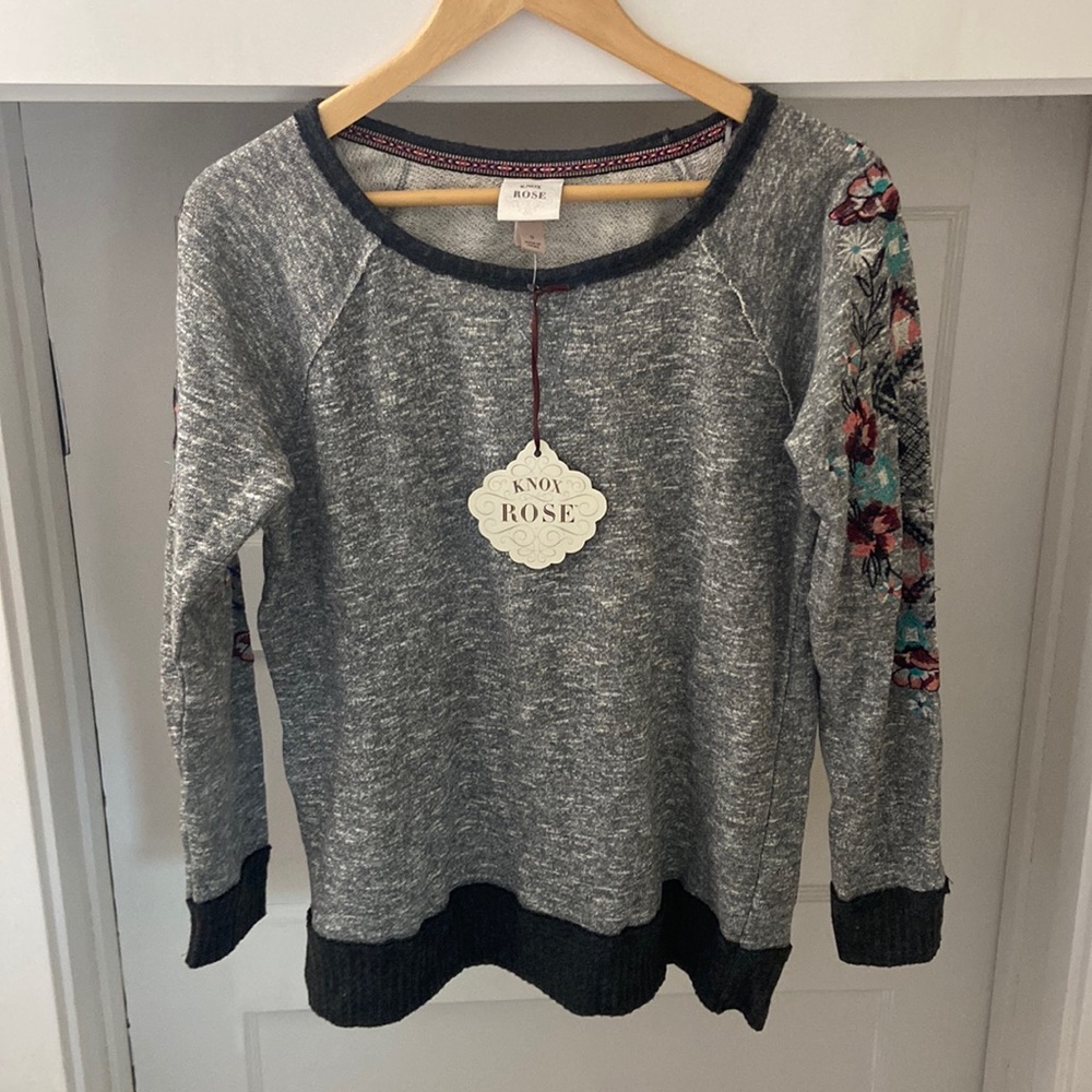 Knox Rose NWT Size Small Embroidered Top